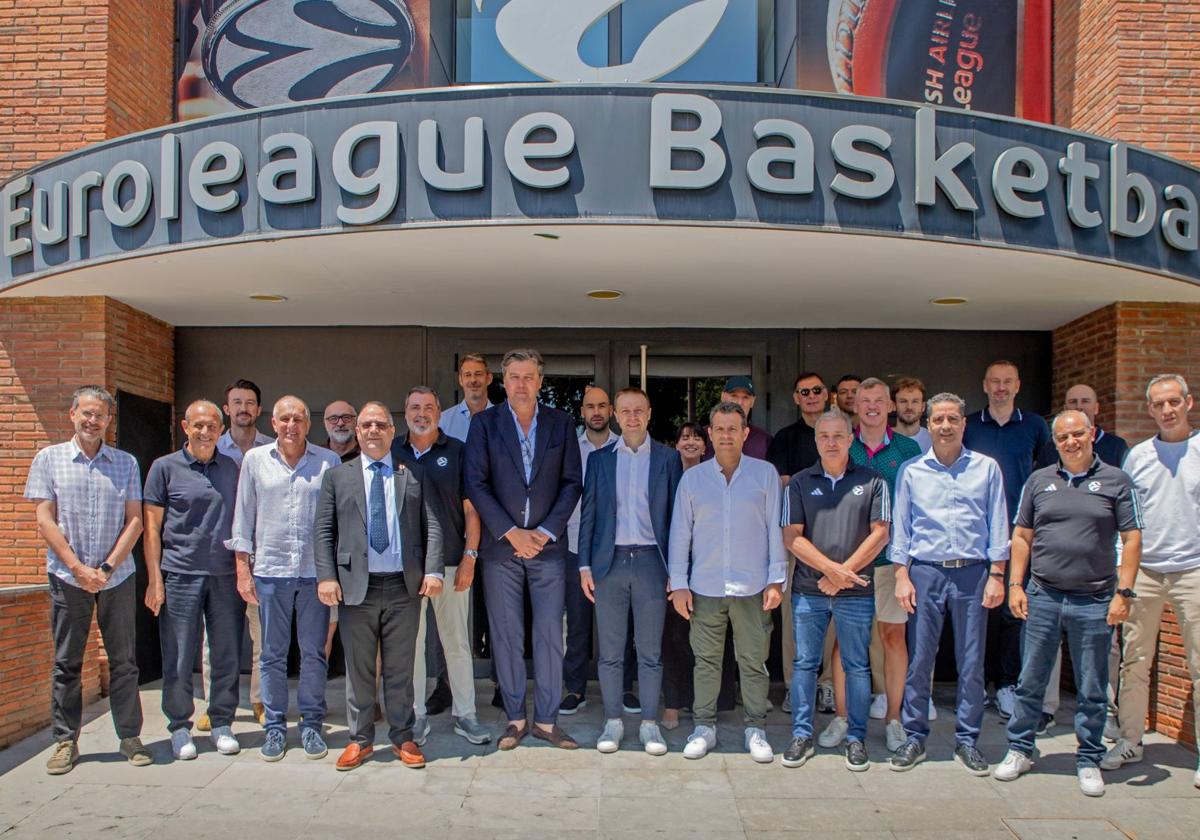 Pablo Laso, en segunda fila en la parte izquierda, en la fotografía de familia de los entrenadores de la Euroliga.