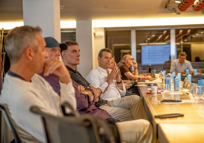 Laso, al fondo, en la reunión de entrenadores de la Euroliga.