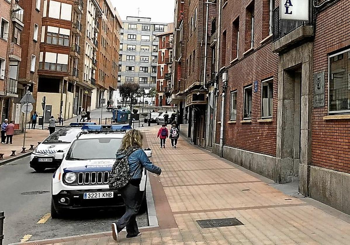 Investigan a una policía de Barakaldo por revelar datos internos a una amiga