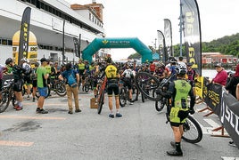Momento previo al inicio de la marcha BTT Serrats Aldapa Xtrem del año pasado en Bermeo.
