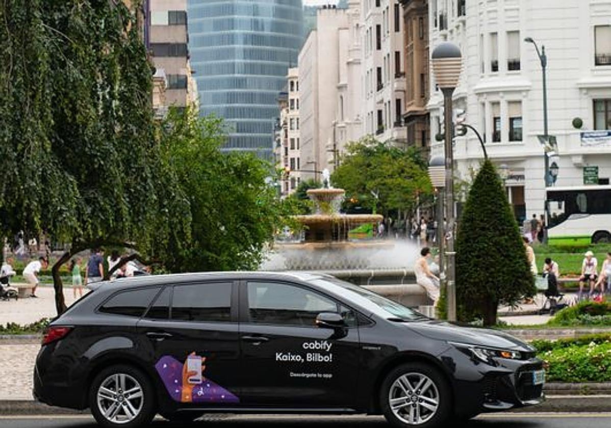 Un coche de Cabify circula por las calles de Bilbao.