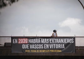 Carteles sobre la campaña de «sustitución demográfica» que aparecieron en Vitoria.