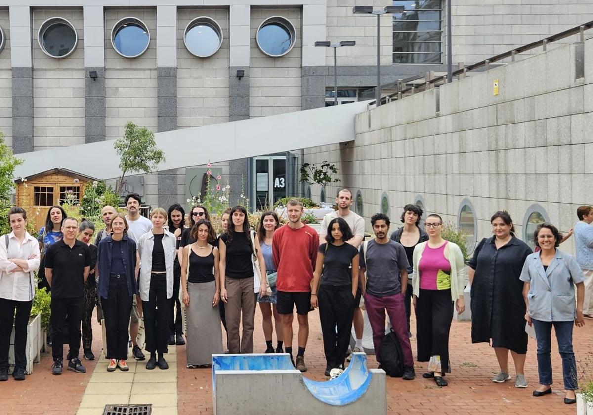 Tutores y artistas que participan en el programa JAI-Instituo de Prácticas Artísticas que se desarrolla entre Vitoria y Donostia.