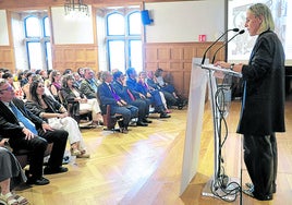 Miren Arzalluz, durante su intervención en los cursos de verano de la Universidad del País Vasco