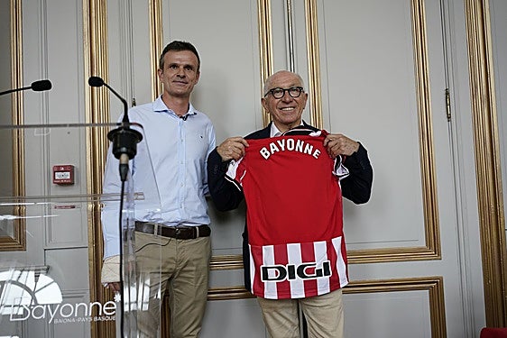 El presidente del Athletic, Jon Uriarte, junto al alcalde de Baiona, Jean-René Etchegaray.