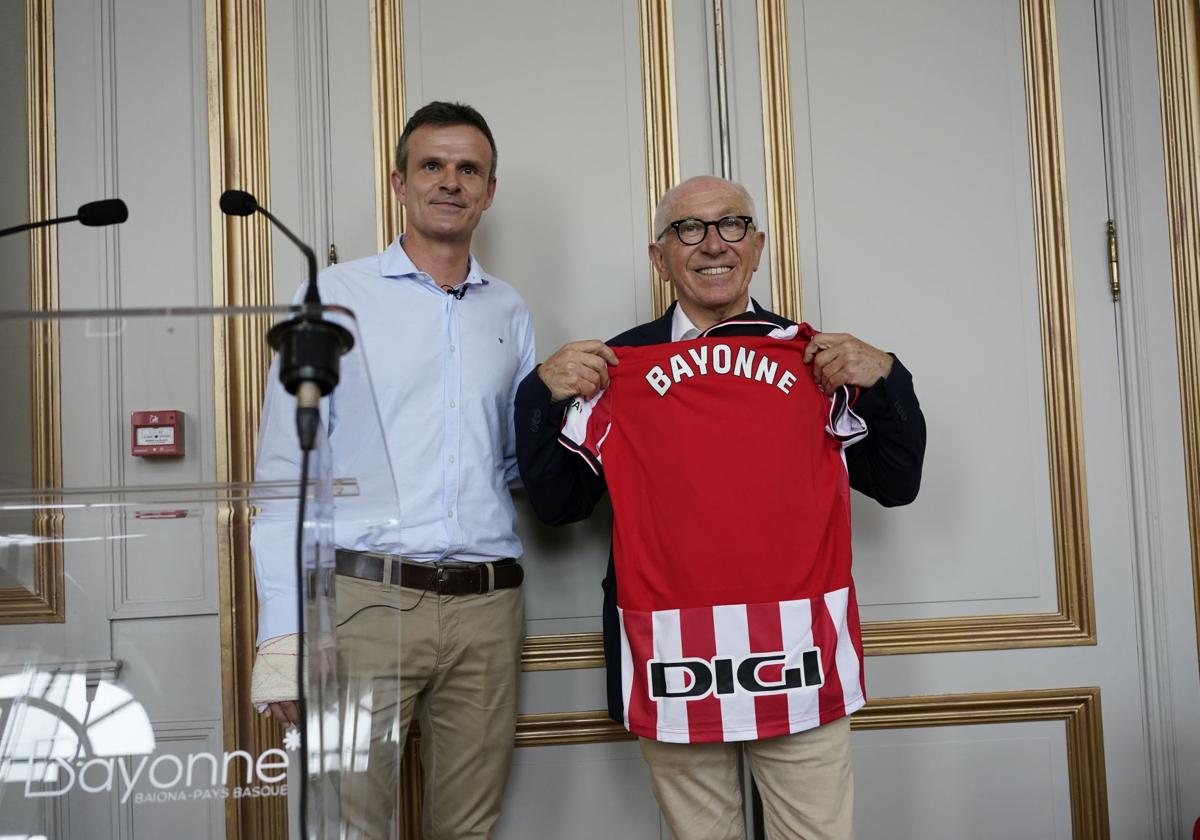 El presidente del Athletic, Jon Uriarte, junto al alcalde de Baiona, Jean-René Etchegaray.