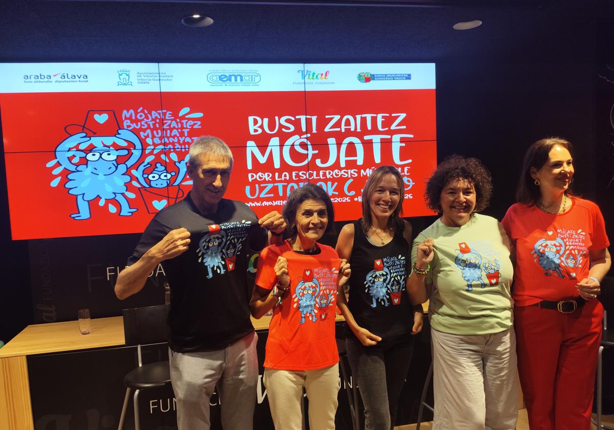 Ernesto Sáinz, Nerea Nelgosa, Aratntza Ibañez de Opacua, Iratxe Asurmendi y Ana López de Uralde posan con la camiseta de 'Mójate-Busti Zaitez' durante el acto de presentación
