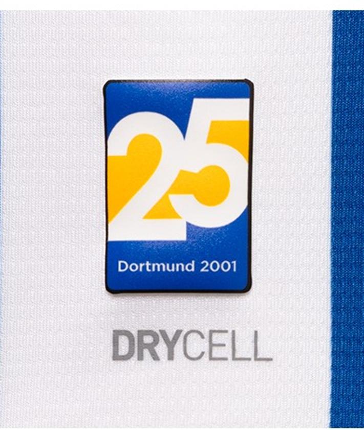 Imagen secundaria 2 - Las nuevas camisetas del Alavés, con guiños a Álava, al himno y a la final de Dortmund