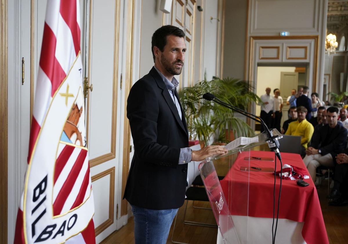 Imagen principal - Arriba, el coordinador de captación del Athletic en Iparralde, Alexandre Pollet. A la izquierda, camisetas que fueron regaladas a cada club convenido. A la derecha, Uriarte con Etchegaray.