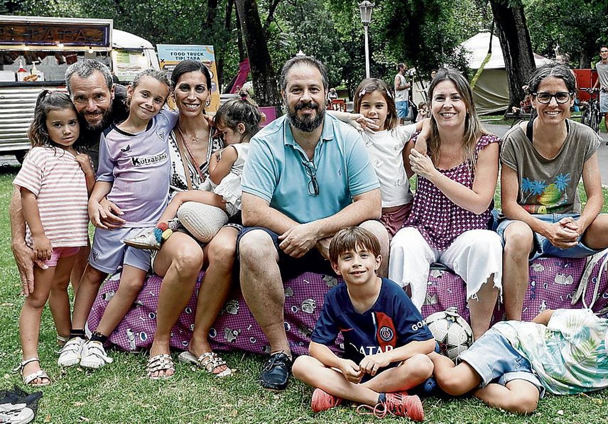 Alana, Daniel y Daniela Langenheim, Zaloa Plaza, Olivia Langenheim,Joseba y Ane Villanueva, Irantzu Beobide, Eunate Cearra y, delante, Jon Villanueva e Izei y Aiur Tiecher.