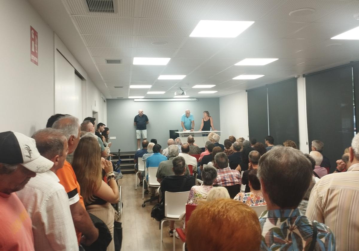 La reunión ha tenido lugar en la biblioteca Cervantes.
