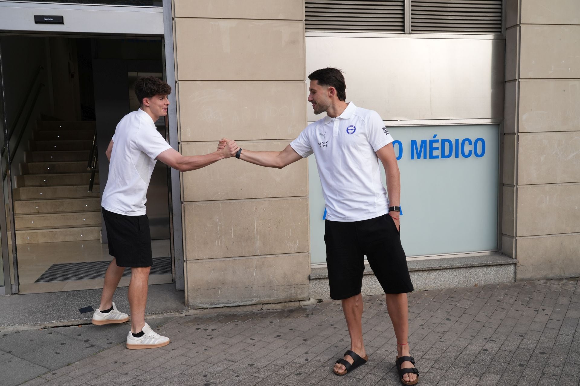 Garcés saluda a Pinillos a su llegada al centro médico.