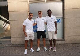 Jonny Otto, Pablo Ibáñez y Owono posan a la entrada del centro médico de IMQ en la Plaza Amárica.