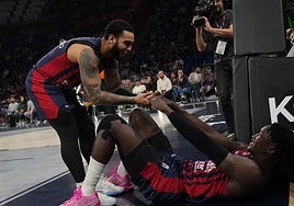 Howard levanta a Diop frente al cámara de televisión.