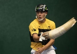 Goitia mira hacia sus rivales tras encestar la pelota con la derecha.