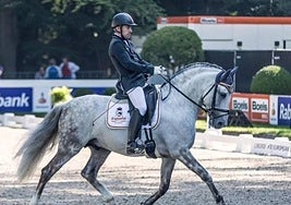 Iker Beitia junto a su caballo Belizzo en una competición.