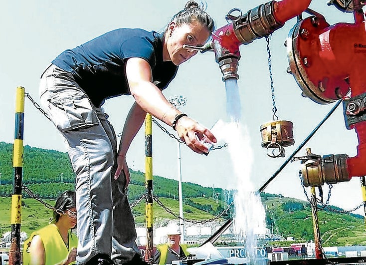 Una técnico toma una muestra de agua para analizarla en el transporte de agua a Urdaibai del buque cisterna que fue desplegado en 2023 para atajar la falta de agua en la zona.