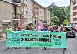 Más de 200 personas han acompañado a los trabajadores en la manifestación que ha terminado en el Ayuntamiento.