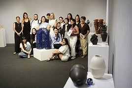 Las alumnas del Máster de cerámica en la presentación de su obra «Esas otras formas»