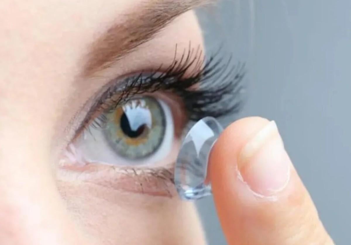 Retiran dos tipos de desinfectantes para lentillas por riesgo de provocar quemaduras en el ojo