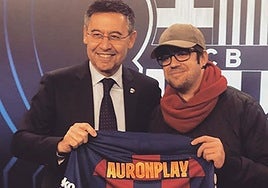 Bartomeu y AuronPlay con la camiseta azulgrana.