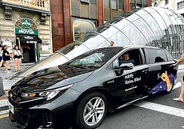 Uno de los primeros coches de Cabify que han comenzado a operar en Bilbao, en la plaza Moyua.