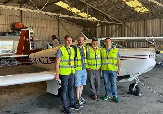 Claudio Robetto, segundo por la derecha, con su avioneta en Foronda acompañado por integrantes del Aeroclub Alfaro.