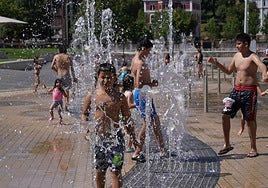 Niños se refrescan en la fuente del guggenheim, Bilbao