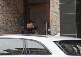 Ertzainas durante el operativo desarrollado esta tarde de jueves en Vitoria.