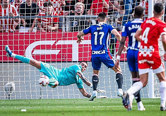 Momento en el que Álex Padilla está cerca de detener el lanzamiento de Stuani en un Girona-Athletic que se resolvió en el descuento.