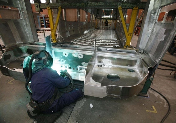Un operario realiza labores de soldadura en la planta de Talgo en Rivabellosa (Álava).