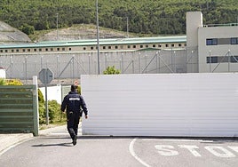 Un ertzaina accede al interior de la prisión alavesa de Zaballa.