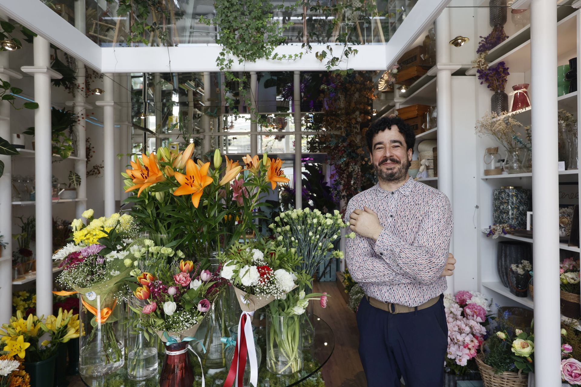 Javier, el ingeniero que ha cambiado planos por girasoles y ha abierto la única floristería de Leioa