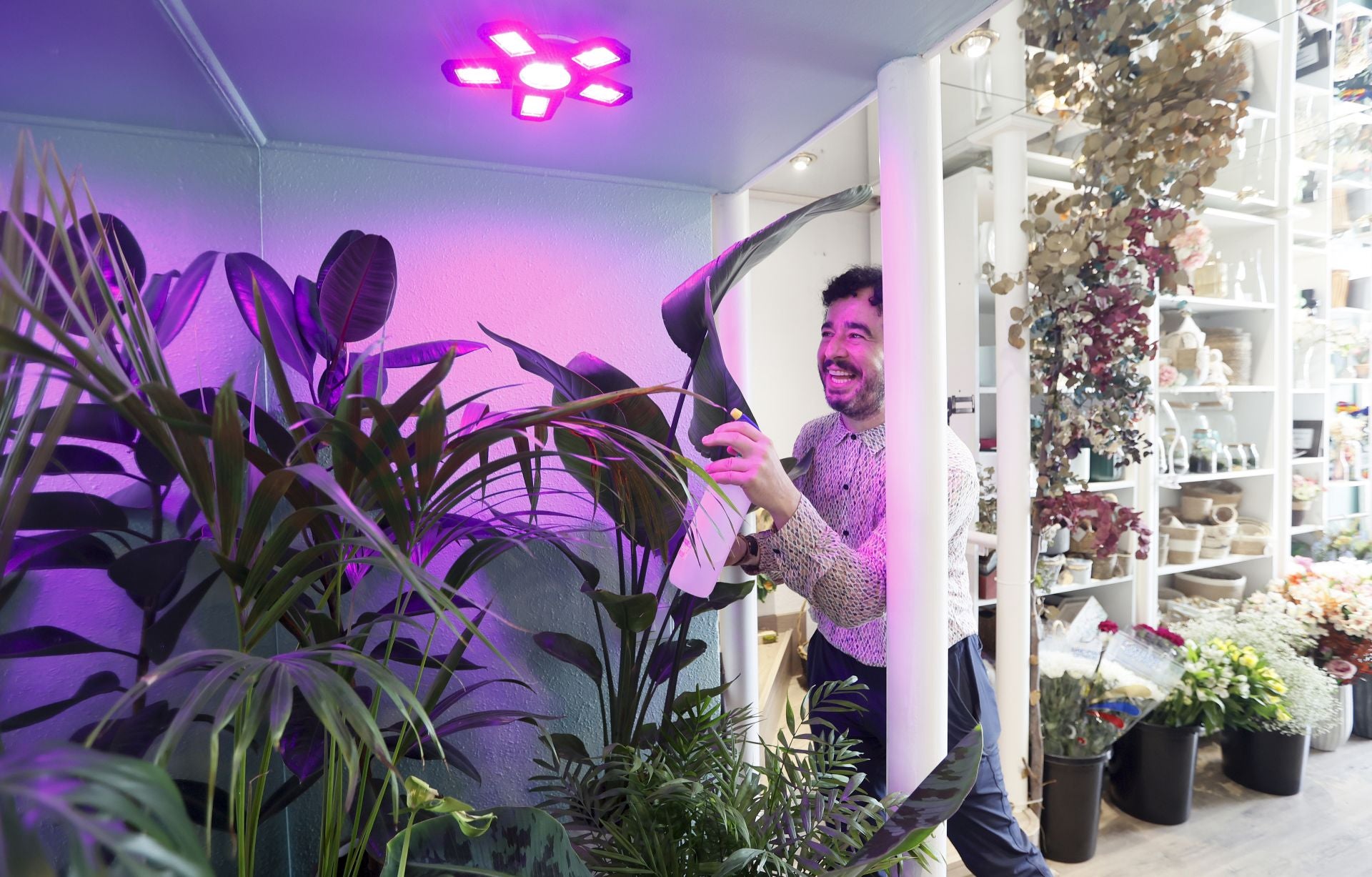 Javier, el ingeniero que ha cambiado planos por girasoles y ha abierto la única floristería de Leioa