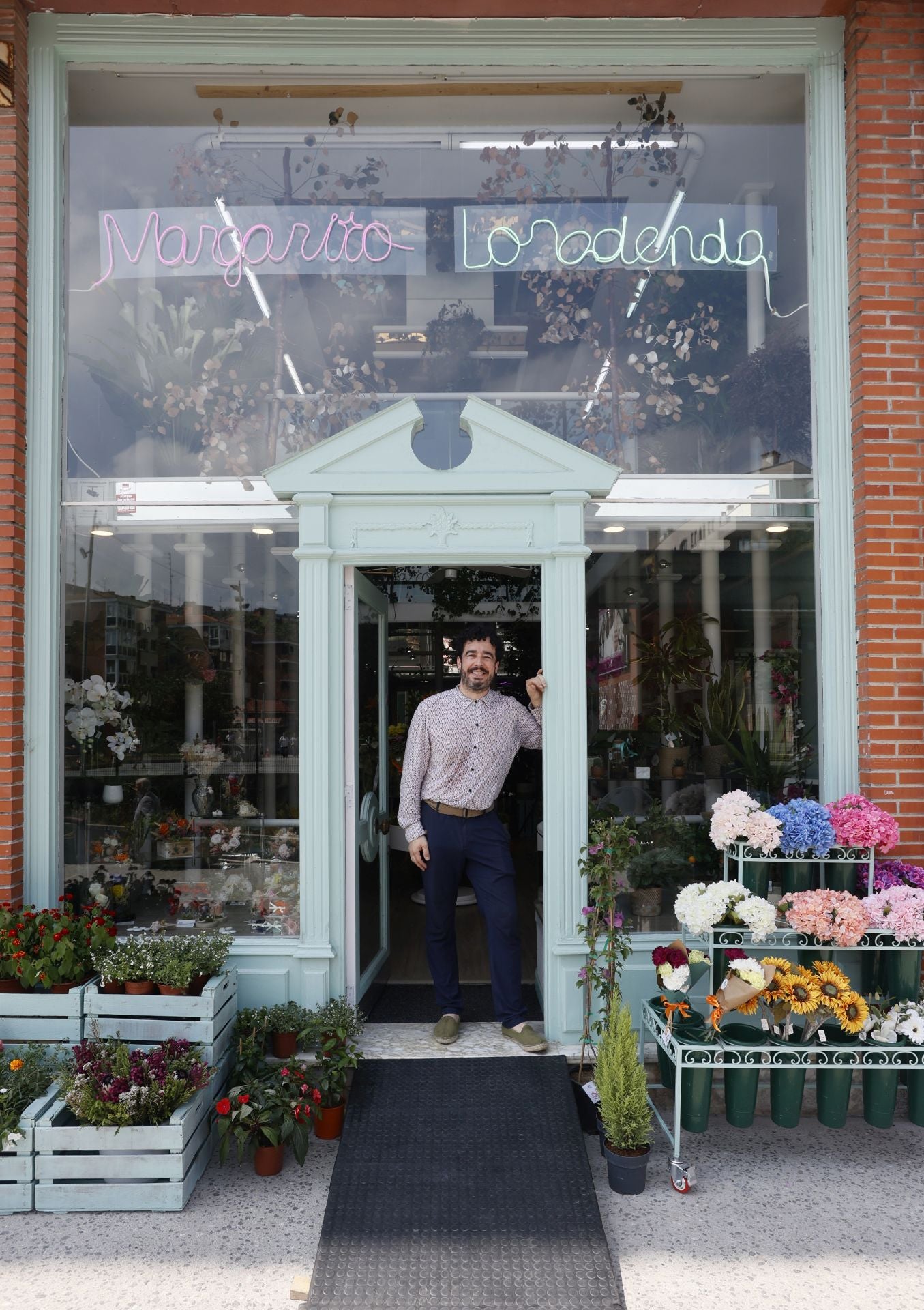 Javier, el ingeniero que ha cambiado planos por girasoles y ha abierto la única floristería de Leioa