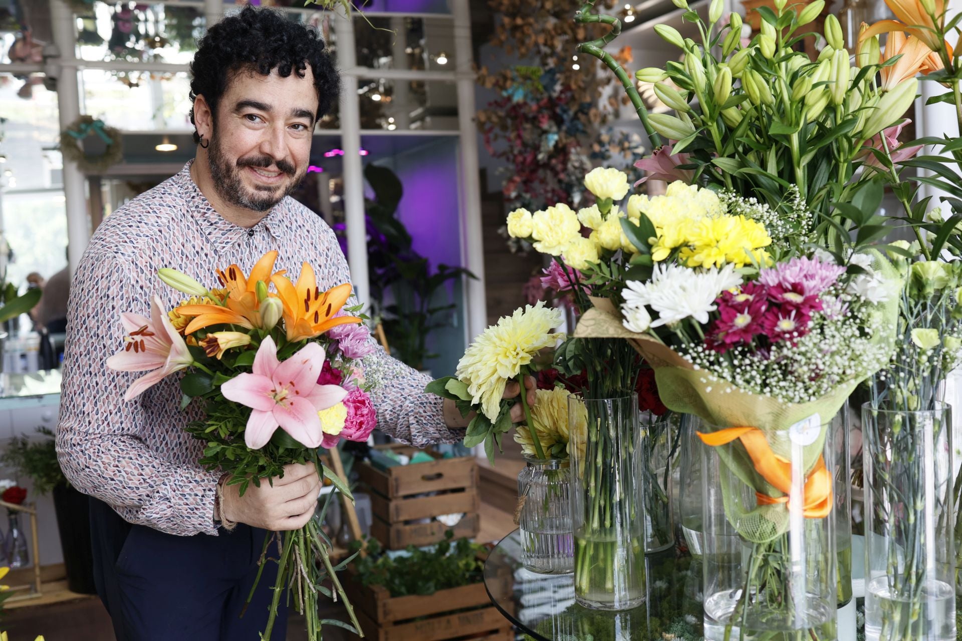 Javier, el ingeniero que ha cambiado planos por girasoles y ha abierto la única floristería de Leioa
