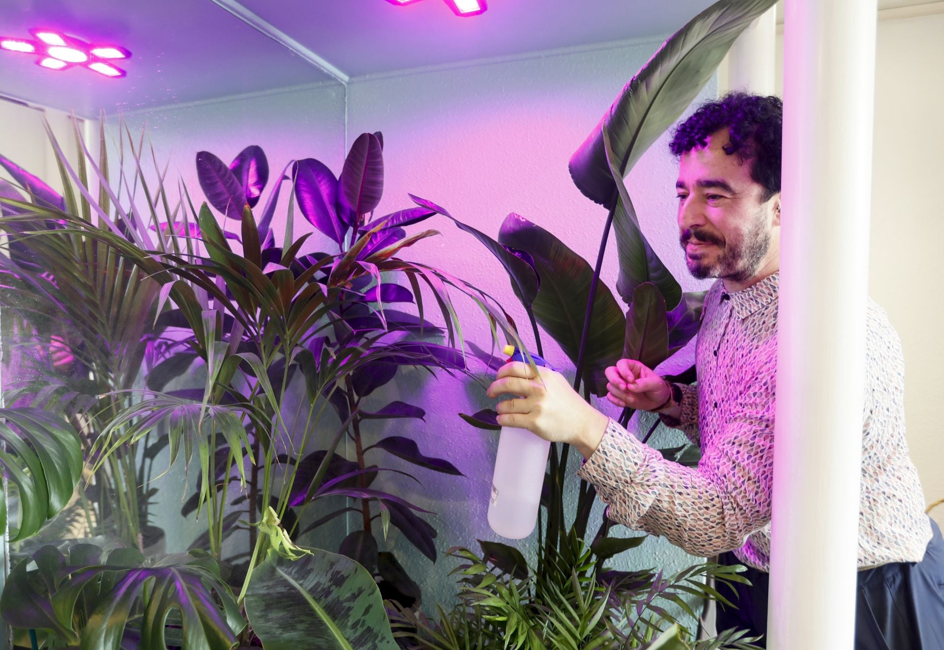 Javier, el ingeniero que ha cambiado planos por girasoles y ha abierto la única floristería de Leioa