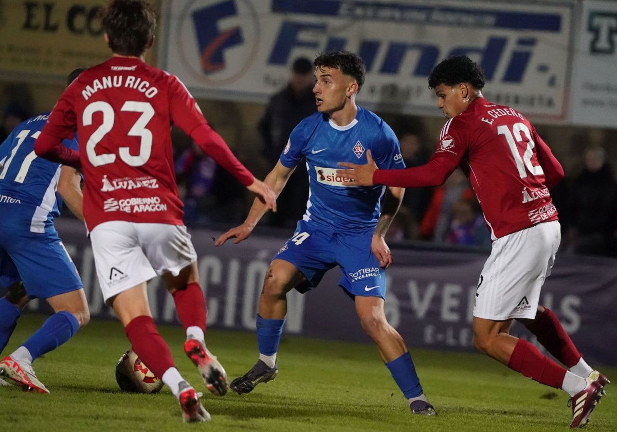 Eric Pérez, de frente, recibe un balón en un partido ante el Tarazona.