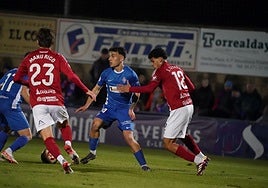 Eric Pérez, de frente, recibe un balón en un partido ante el Tarazona.