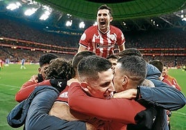 Los jugadores del Athletic celebran la clasificación para la final de Copa ganada después en La Cartuja ante el Mallorca, tras derrotar al Atlético en semifinales.