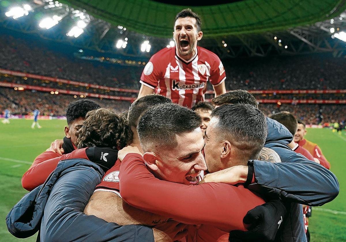 Los jugadores del Athletic celebran la clasificación para la final de Copa ganada después en La Cartuja ante el Mallorca, tras derrotar al Atlético en semifinales.