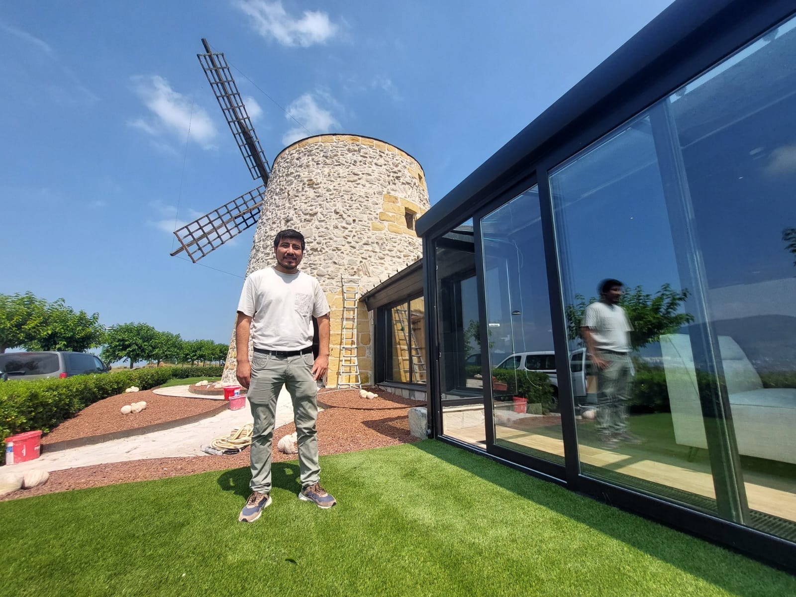El chef ejecutivo José Olave junto al histórico edificio.