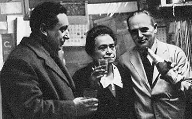 Carmen Barañano, su hijo Santiago Moneo y un cliente en 1966 - revista Mundo Hispánico nº 223.