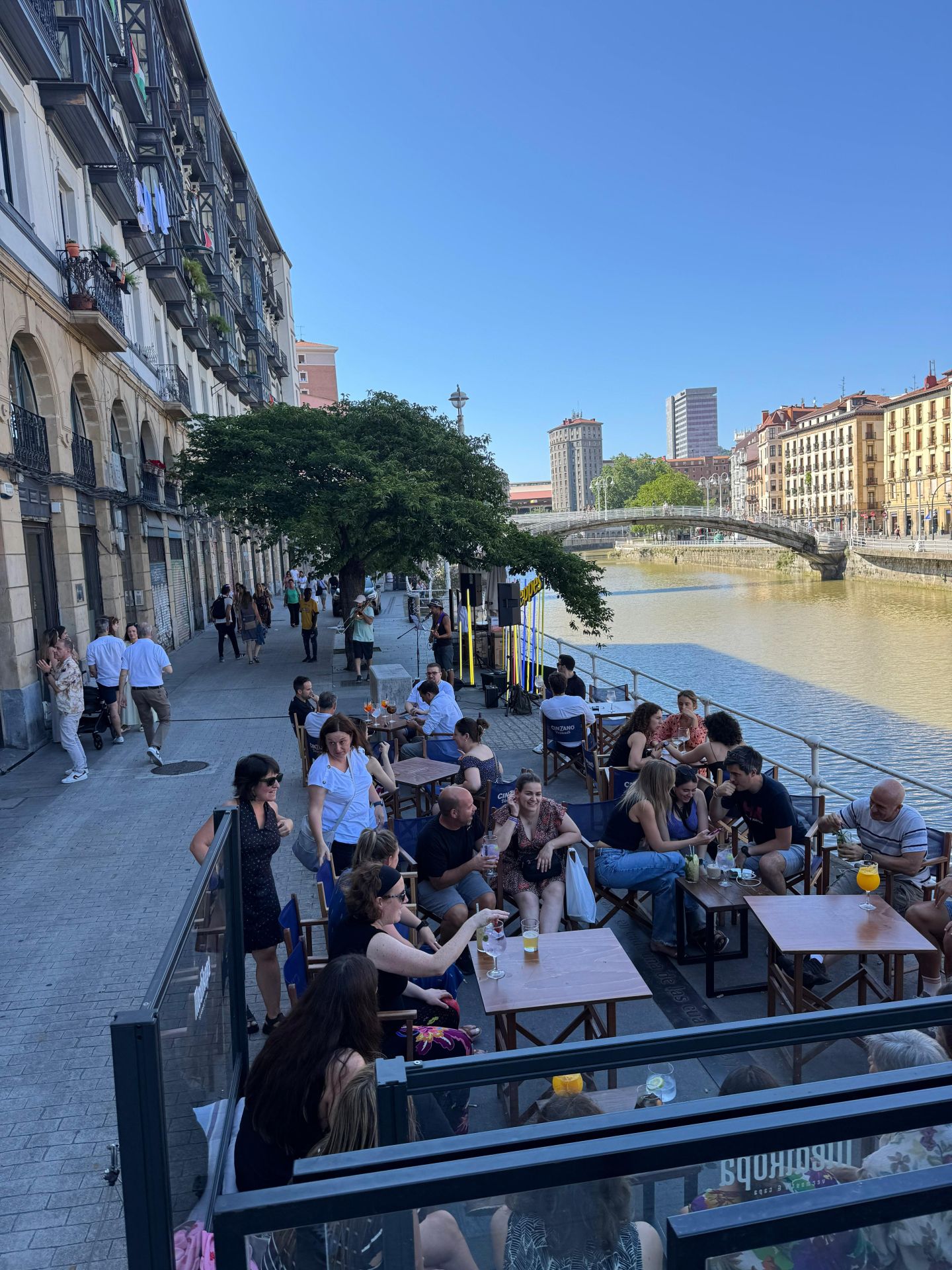 Música, mojitos y mucho ambiente: dos mellizos revolucionan el &#039;tardeo&#039; en el Muelle Marzana