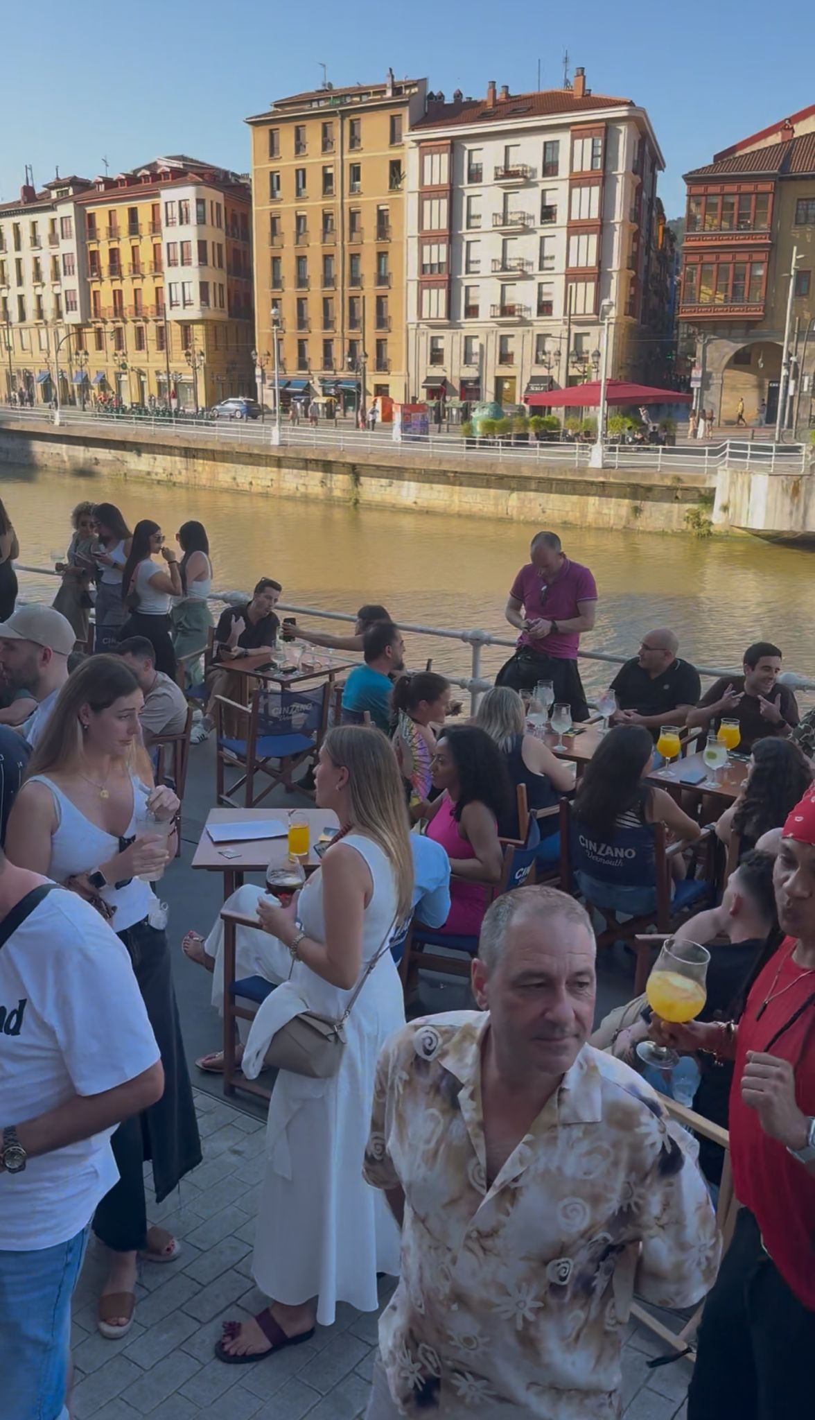 Música, mojitos y mucho ambiente: dos mellizos revolucionan el &#039;tardeo&#039; en el Muelle Marzana