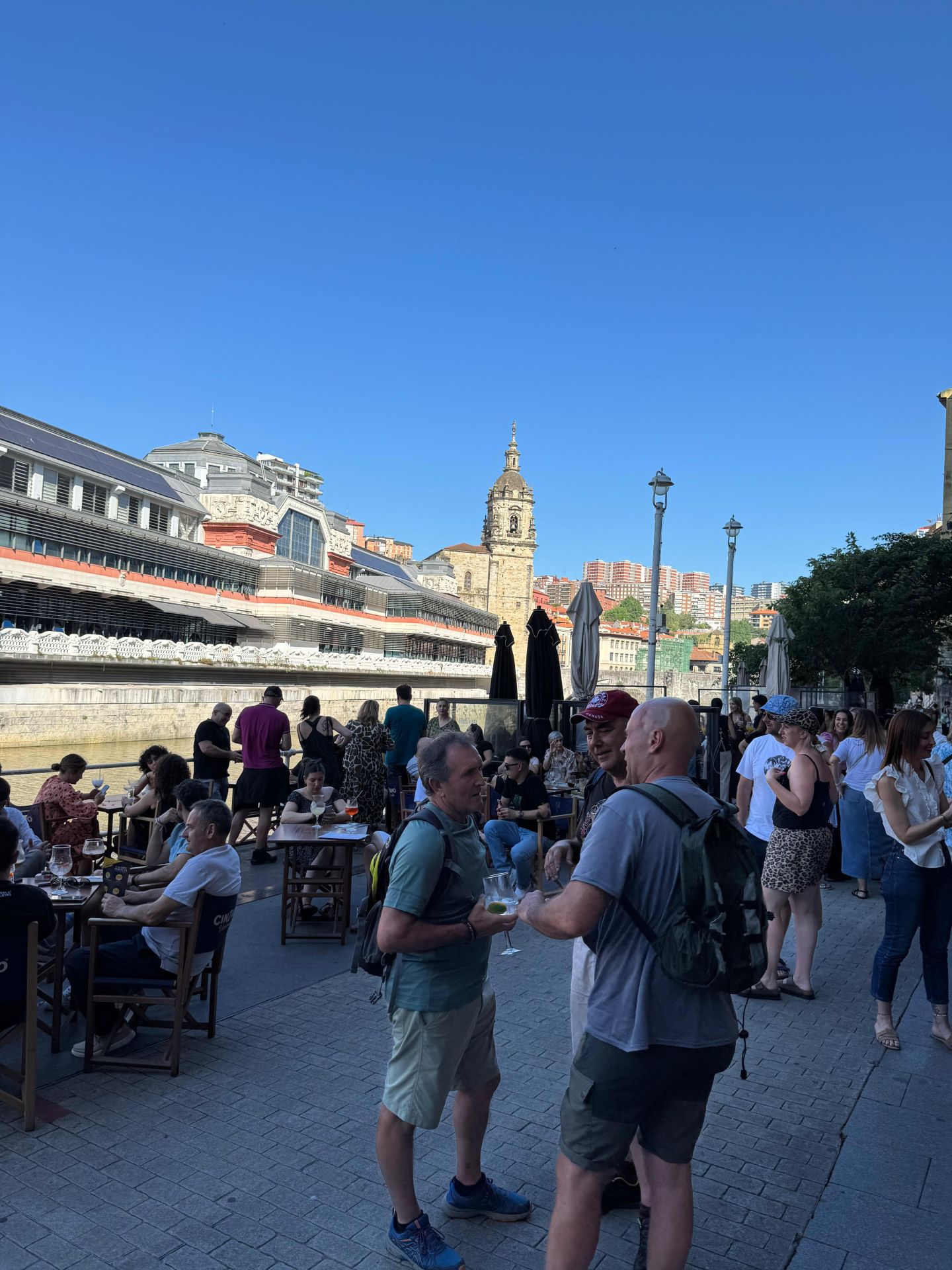 Música, mojitos y mucho ambiente: dos mellizos revolucionan el &#039;tardeo&#039; en el Muelle Marzana