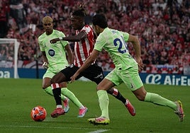 Nico Williams regate a Lamine Yamal y Eric García durante el último Athletic-Barcelona en San Mamés.