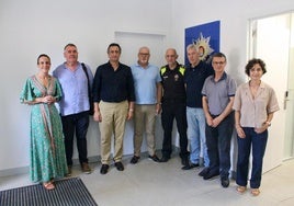 El alcalde, Alfonso San Vicente, junto al jefe de la Policía, Ángel Matabuena, y varios concejales.