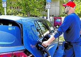Un conductor recarga su coche eléctrico en una 'electrolinera' de Mendizorroza