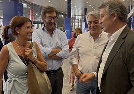 Laura Garrido, Iñaki Oyarzabal y Javier de Andrés, junto a Alberto Núñez Feijóo en el congreso del PP.